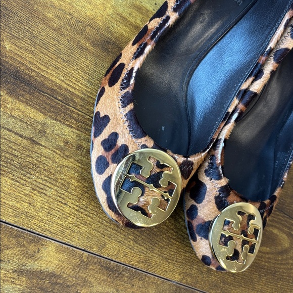 Tory Burch Animal Print wedges with Gold Emblem - Picture 2 of 9